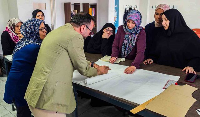 Kadınlar moda tasarımı kursuyla meslek öğreniyor