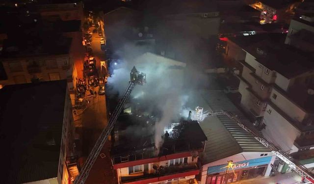 Kağıthane'de 4 katlı binanın çatısı yandı