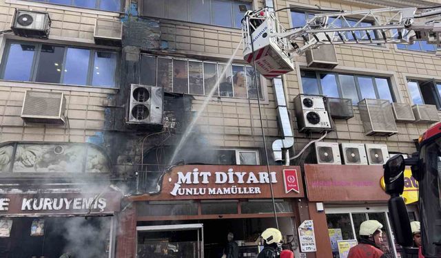 Kayseri'de işyerinde çıkan yangına, itfaiye ekipleri müdahale ediyor