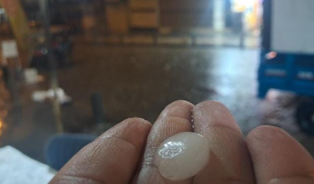 Kilis'te aniden bastıran dolu yolları beyaza bürüdü