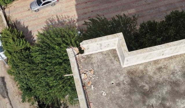 Kozan'da apartmana düşen yıldırımın oluşturduğu hasar dronla görüntülendi