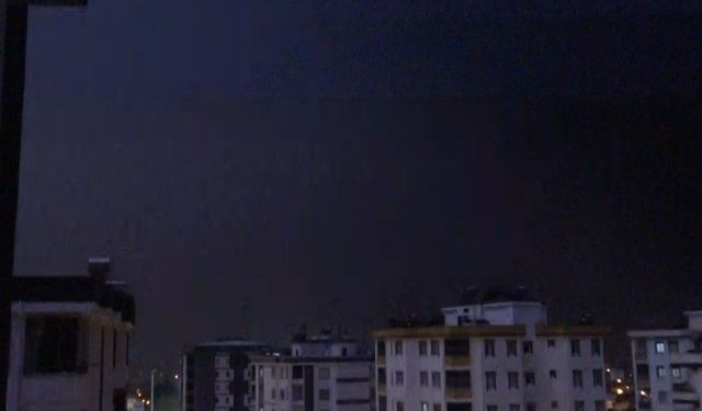 Kozan'da yıldırımın düşme anı kamerada