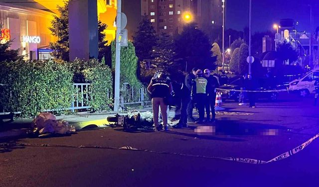Küçükçekmece'de motosiklet otomobille çarpıştı: 1 ölü, 1 yaralı
