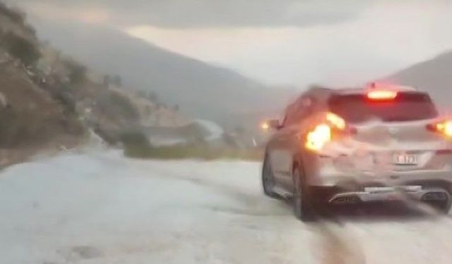 Malatya'da dolu yağışı yolları beyaza bürüdü