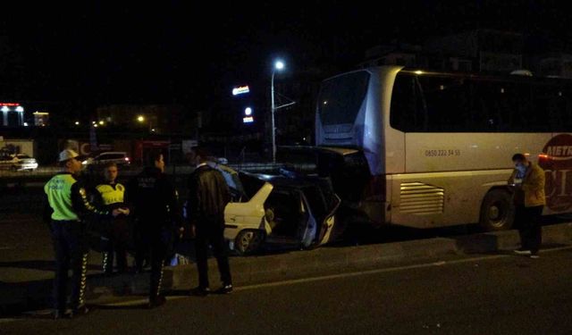 Malatya'da otobüse çarpıp altına giren otomobildeki 3 kişi yaralandı