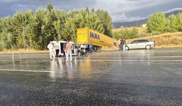 Malatya'da tır ile otomobil çarpıştı: 4 yaralı