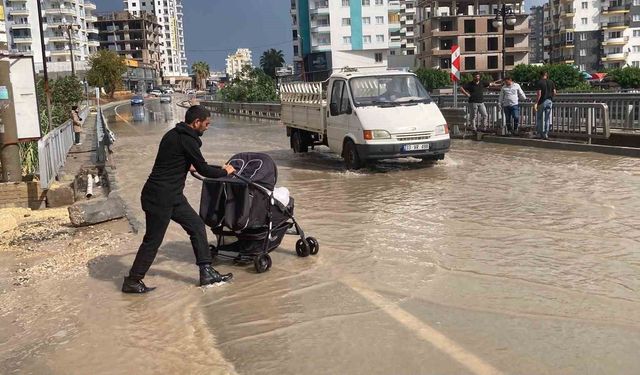Mersin Erdemli'de sağanak yağış etkili oldu, su birikintileri oluştu