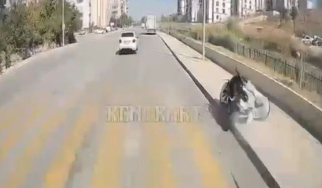 Motosikletin direğe çarptığı kaza kamerada