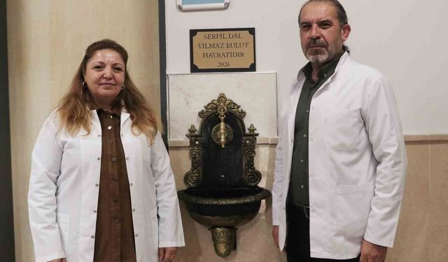 Okul müdürü ve yardımcısı, öğrencilere örnek olmak için okul koridorunda hayır çeşmesi kurdu