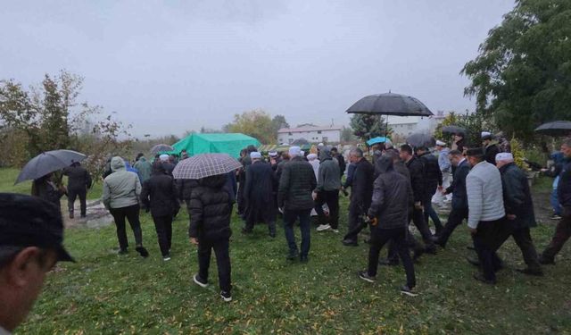 Selde akıma kapılan 14 yaşındaki hafız Mahmud son yolculuğuna uğurlandı