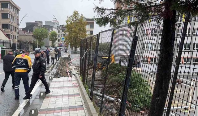 Sultangazi'de sağanak yağış nedeniyle okulun istinat duvarı çöktü