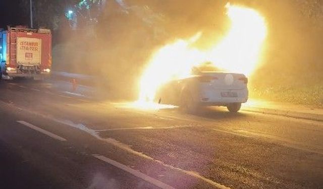Sultangazi'de seyir halindeki otomobil alev topuna döndü