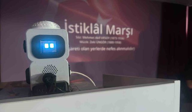 Takkesi ve parlayan gözleri ile çocukların arkadaşı robot 'Hacı Abi'