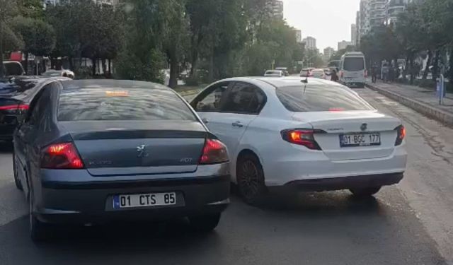 Trafikte tartışan iki sürücü, 180 bin liralık cezayı yememek için araçlarından inmedi
