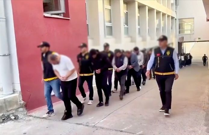 Nitelikli dolandırıcılık şebekelerine yönelik 23 ildeki operasyonlarda yakalanan 64 zanlıdan 25'i tutuklandı