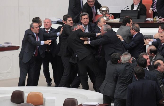 Meclis’te yemin töreni gerilimi: AK Parti ile CHP arasında yumruklu kavga
