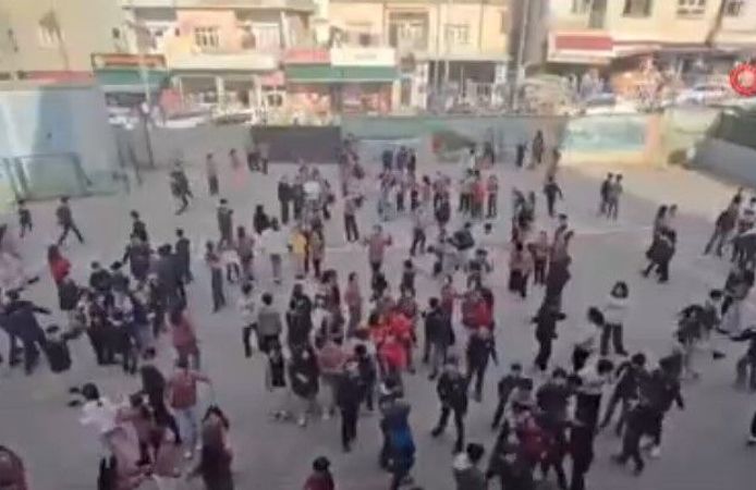 Okul Bahçesinde İlahi Coşkusu: Öğrenciler Hep Bir Ağızdan Söyledi