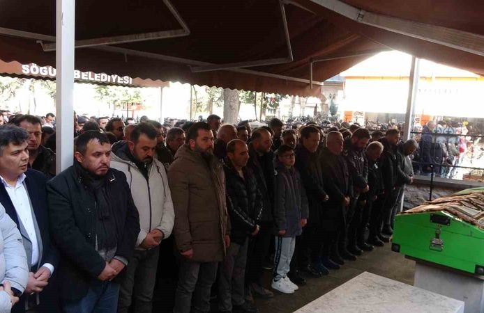 Araba almak için gittiği Antalya'da otobüs kazasında hayatını kaybeden Erdi Demirsoy toprağa verildi