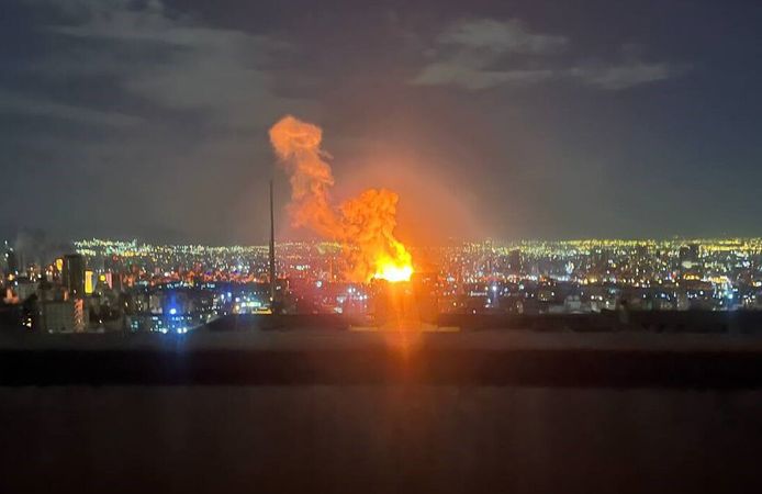 Tahran’da Kritik Hedef Vuruldu: İran Devlet Yayınları Kesildi