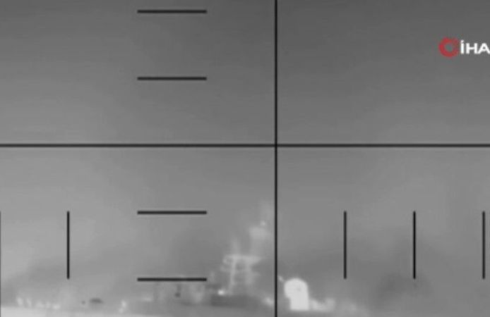 ABD, İran’a ait savaş gemisinin torpido ile vurulma anlarını paylaştı