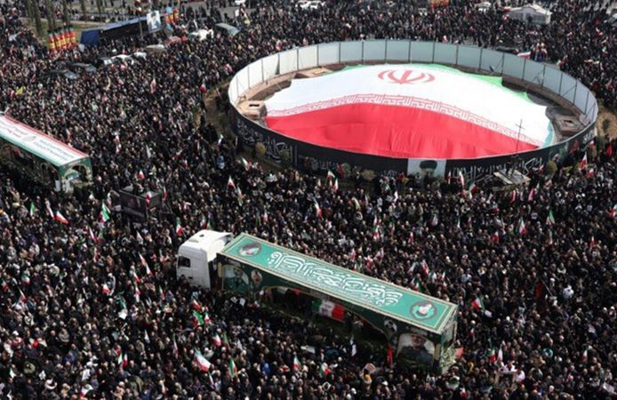 İran'da ABD-İsrail saldırılarında hayatını kaybeden üst düzey askeri yetkililer için cenaze töreni