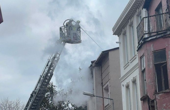 İstanbul Fatih’te 3 Katlı Binada Yangın Çıktı