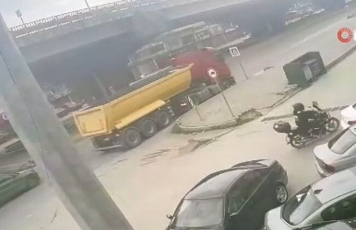 Korku Dolu Anlar: Devrilen Motosiklet Sürücüsü Tırın Altından Son Anda Kurtuldu