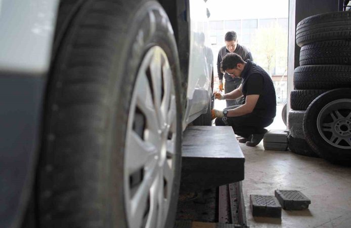 Kış lastiği zorunluluğu bitti, değişim mesaisi başladı: 'Sıcaklar artmadan yaz lastiklerine geçiş yapılmalı'