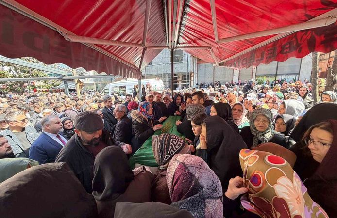 Taciz mağduru genç kız son yolculuğuna gözyaşları ile uğurlandı