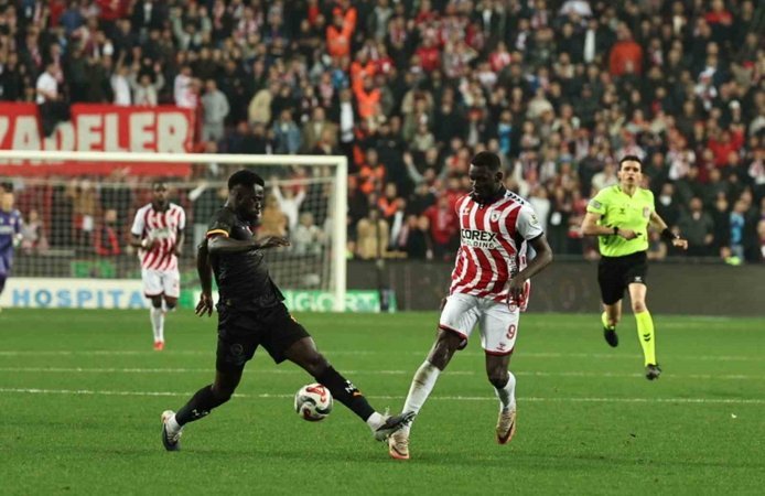 Trendyol Süper Lig: Samsunspor: 4 - Galatasaray: 1 Fenerbahçe yeniden yarışa katıldı