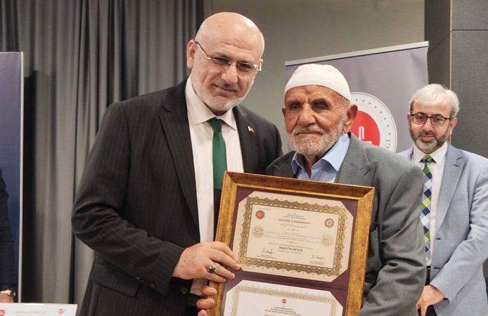 Ömrünü Kur’an’a Adadı: 87 Yaşında Hafız Oldu