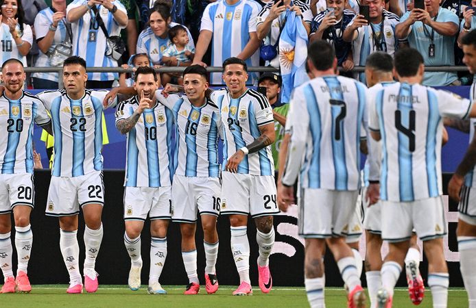 Messi’nin tarihe geçtiği maçta son şampiyon galibiyetle başladı