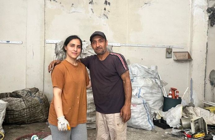 Sokaklarda kağıt toplayarak okuttuğu kızı, üniversiteyi birincilikle bitirdi