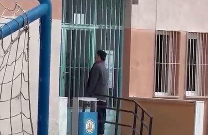 Demir kapıdan atlayarak yetişmeye çalıştı, sınava alınmayınca duvarından atlayarak okuldan ayrıldı