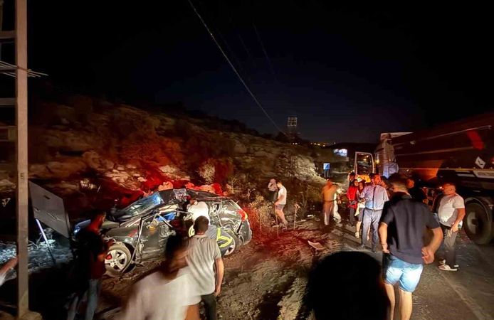 Mardin’de otomobil ile kamyonetin çarpıştığı kazada 3 kişi hayatını kaybetti, 5 kişi yaralandı