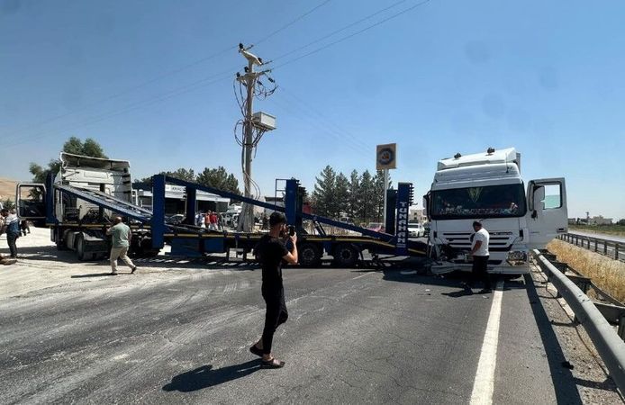 Mardiin'de İki TIR Çarpıştı: 1 Kişi Hafif Yaralandı