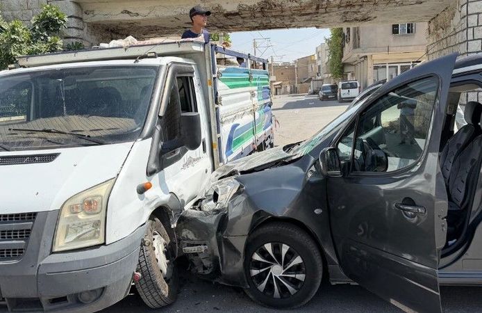 Nusaybin'de iki otomobil çarpıştı: 1 yaralı