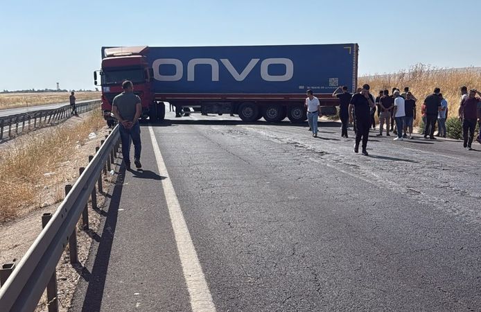 Nusaybin-Mardin Karayolunda Tır Devrildi: Sürücü Hastaneye Kaldırıldı