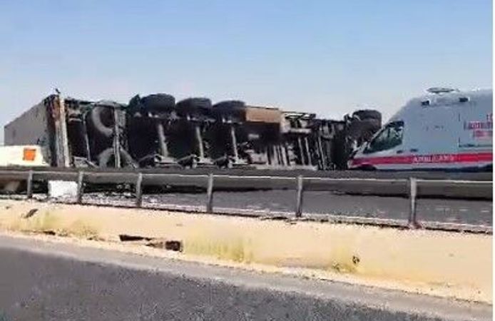 Nusaybin'de TIR devrildi: Sürücü vatandaşların yardımıyla kurtarıldı