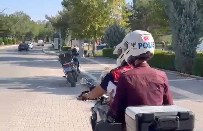 Elazığ'da KPSS sınavına geç kalanların yardımına polisler yetişti