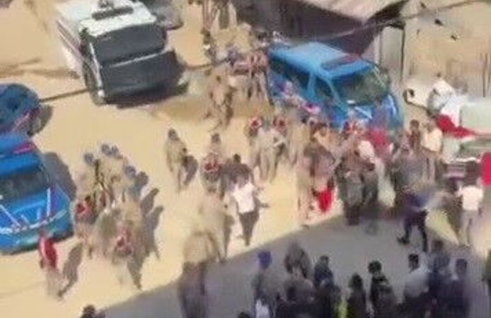 Kaçak elektriğe müdahaleye giden ekiplere karşı koyan şahıslar mahallenin yolunu kapattı