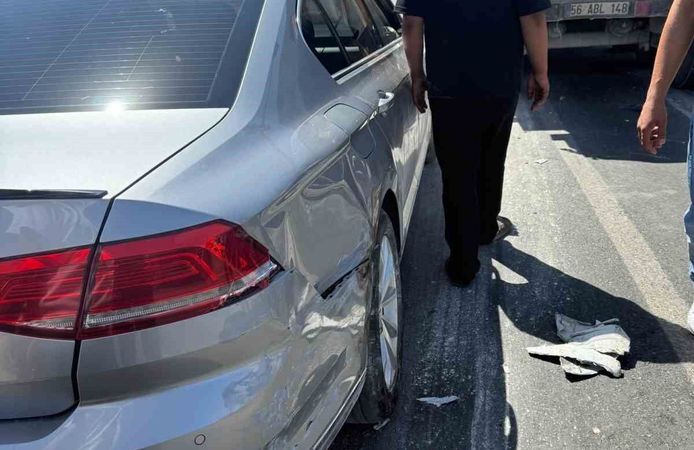 Siirt'te kamyon, kırmızı ışıkta bekleyen araçlara çarptı
