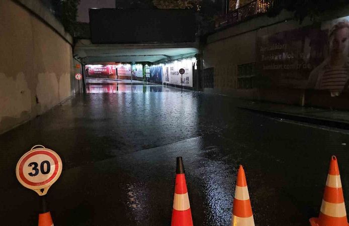 Taksim'de beklenen sağanak bir anda bastırdı: Zincirlikuyu alt geçidini su bastı