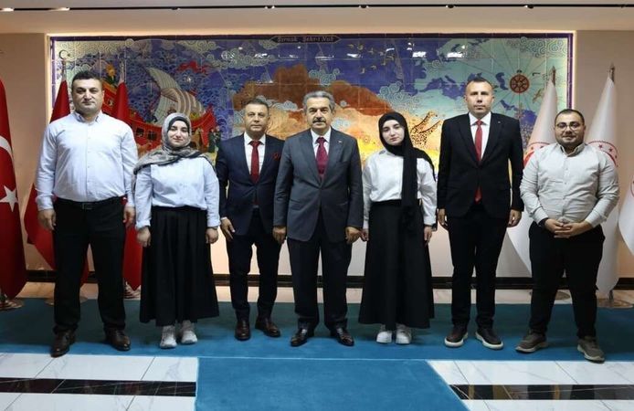 Van Yüzüncü Yıl Tıp Fakültesini kazanan ikiz kardeşler Vali Ekici'yi ziyaret etti