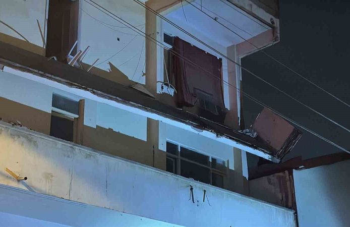 6 ay önce boşaltılan binanın balkonu çöktü: Bitişiğindeki bina tahliye edildi