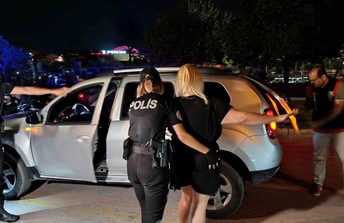Adana'da huzur ve güven uygulaması: 66 aranan şahıs yakalandı, 2 bin 241 adet uyuşturucu hap ele geçirildi