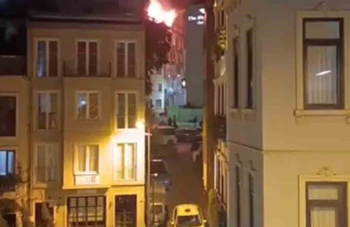 Beyoğlu'nda 6 katlı binanın çatısında korkutan yangın