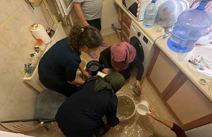 Bolu'da sağanak etkili oldu: 6 daireyi su bastı