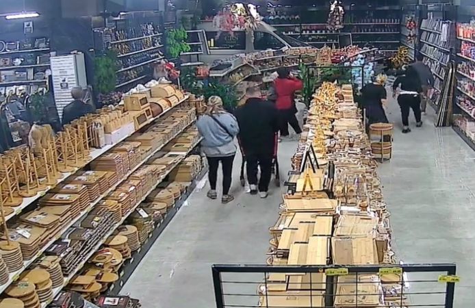 Bursa'da mağazaya servis aracı daldı: Müşteriler neye uğradığını şaşırdı