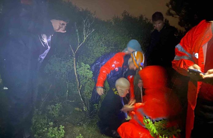 Bursa'da mahsur kalan yaşlı çift için seferber oldular: Jandarma sırtında taşıdı